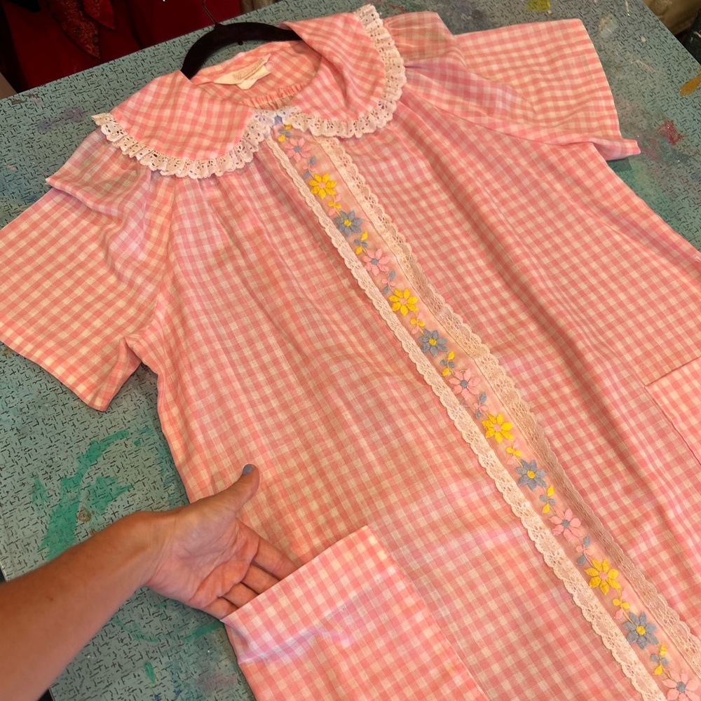 Cutest Vintage Pink Gingham Flower Robe - Picture 5 of 16